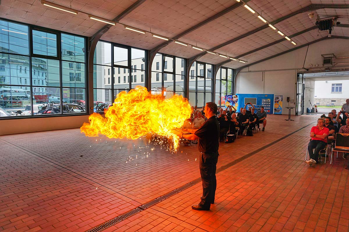 Vorbeugender Brandschutz mit der Pyrotechnikerin